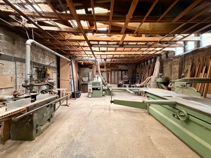 Entrepôt de +/- 240 m² idéal pour menuiserie