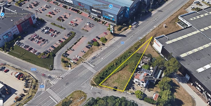 Terrain de +/- 585 m² le long de la N5