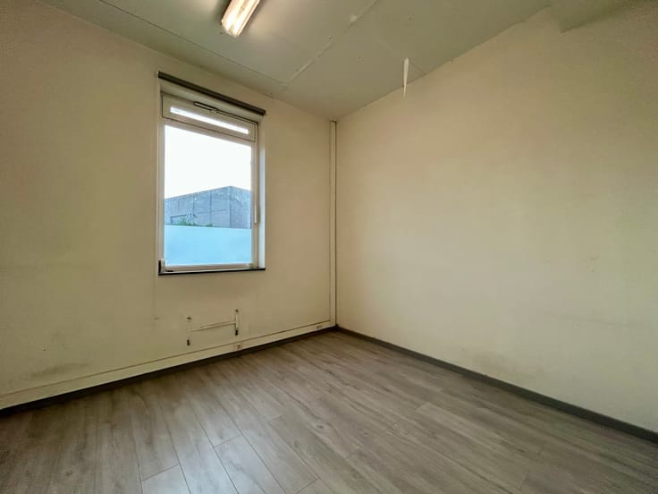 Entrepôt avec bureaux dans site sécurisé