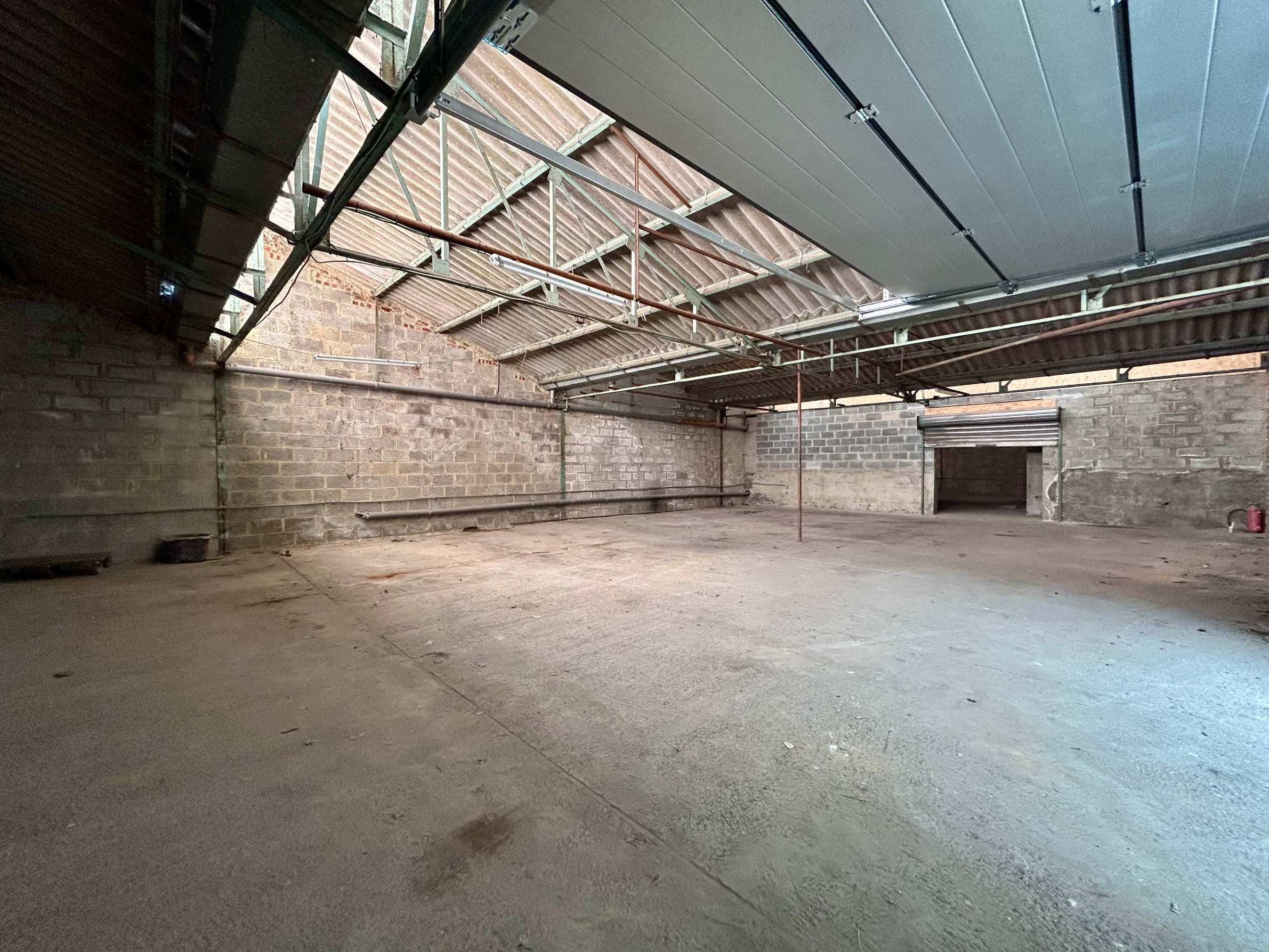 Entrepôts de 135 à 735 m² (site sécurisé)